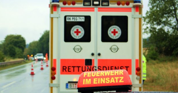 Cztery osoby ranne w zderzeniu samochodów osobowych i ciężarówki na A4; jezdnia w kierunku Katowic zablokowana