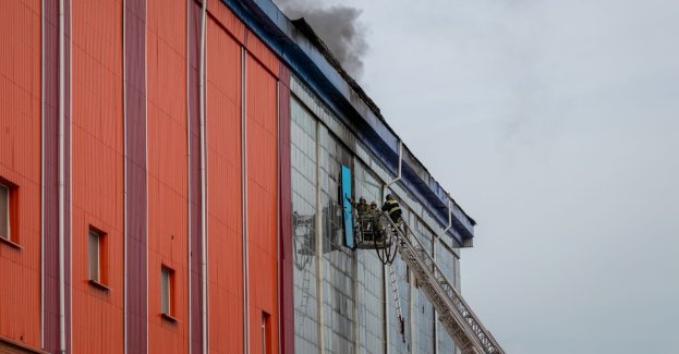 Pożar hali na Przeróbce; z ogniem walczy około 50 zastępów PSP (aktl.3)