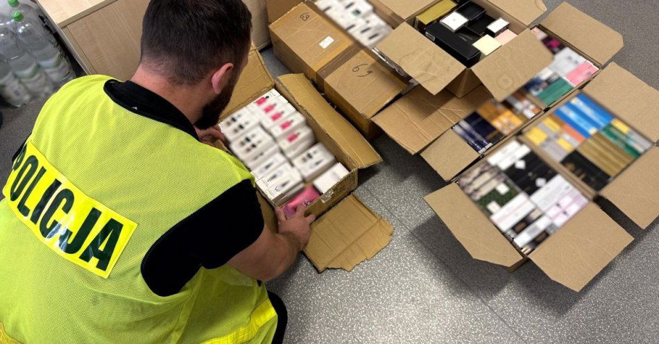 zdjęcie: Bułgarzy zatrzymani za handel podróbkami na targowisku / fot. KMP w Dąbrowie Górniczej