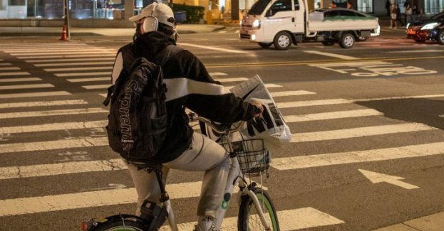 Wjechał rowerem na przejście dla pieszych, wprost pod koła osobówki