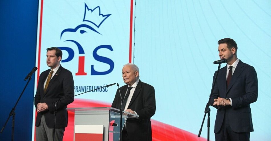 zdjęcie: PiS rusza z inicjatywą debat akademickich pt. „Zmień nasze zdanie” / Warszawa, 08.12.2025. Prezes Prawa i Sprawiedliwości Jarosław Kaczyński (C) oraz europosłowie Patryk Jaki (P) i Tobiasz Bocheński (L) podczas konferencji prasowej w siedzibie ugrupowania przy ul. Nowogrodzkiej w Warszawie, 8 bm. (sko) PAP/Marcin Obara