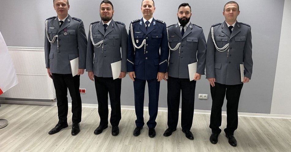 zdjęcie: Czterech policjantów Komendy Powiatowej w Stargardzie awansowało / fot. KPP w Stargardzie