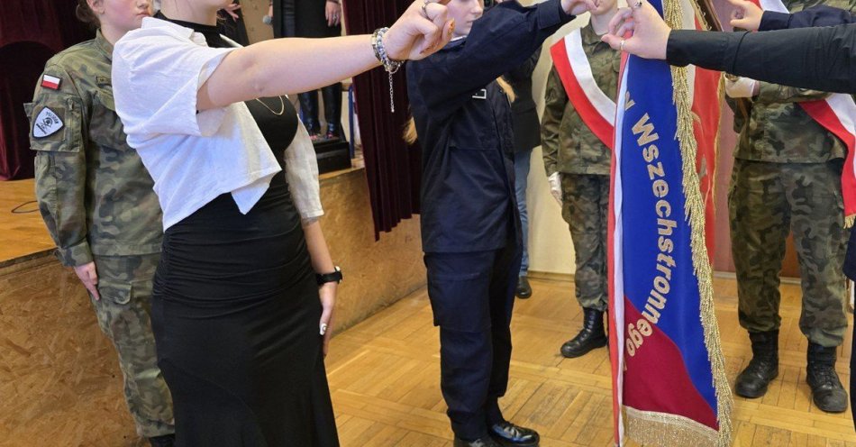 zdjęcie: Uczniowie klas mundurowych LO Animator złożyli ślubowanie / fot. KMP w Gliwicach