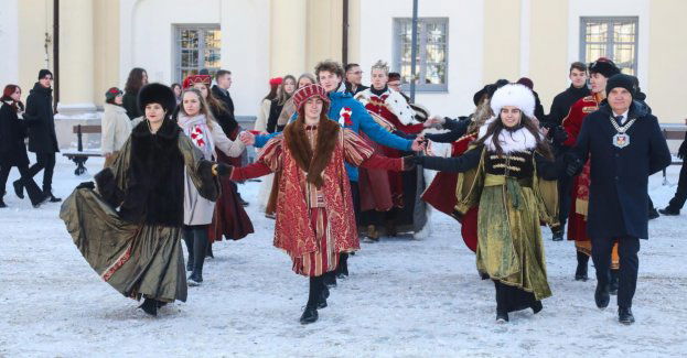 Od "Pożegnania Ojczyzny" do "Jeziora łabędziego", czyli studniówkowe polonezy