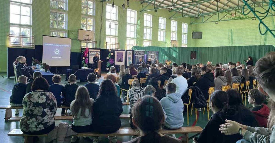zdjęcie: Trawniki uczą młodzież jak chronić się przed cyberprzemocą / fot. KPP Świdnik
