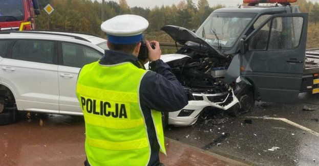 Zderzenie czołowe dwóch samochodów w Dobrzewinie