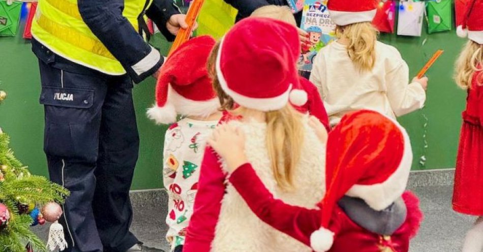 zdjęcie: Mikołajkowa akcja drogówki w Słupsku apteczki i książeczki / fot. KMP w Słupsku