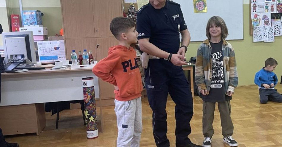 zdjęcie: Policjanci uczą bezpieczeństwa w Szkole Podstawowej nr 1 / fot. KMP w Tarnowie