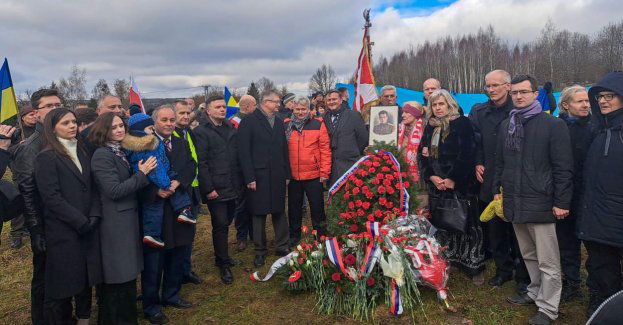 Ambasador Rosji S. Andrejew złożył wieniec w Pieniężnie, został wygwizdany i zakrzyczany