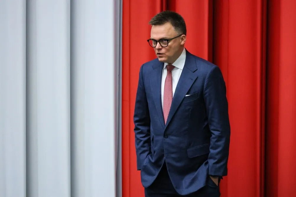 zdjęcie: Źródła PAP: parlamentarzyści Polski 2050 odrzucili kandydaturę Hołowni na szefa klubu / Warszawa, 14.05.2026. Wicemarszałek Szymon Hołownia na sali posiedzeń Sejmu, 14 bm. Izba przeprowadzi m.in. drugie czytanie projektów ustaw ws. rynku kryptoaktywów. Sejm rozpatrzy też wniosek Rady Ministrów o wyrażenie zgody na przedłużenie czasowego ograniczenia prawa do złożenia wniosku o udzielenie ochrony międzynarodowej na granicy z Białorusią. (amb) PAP/Paweł Supernak