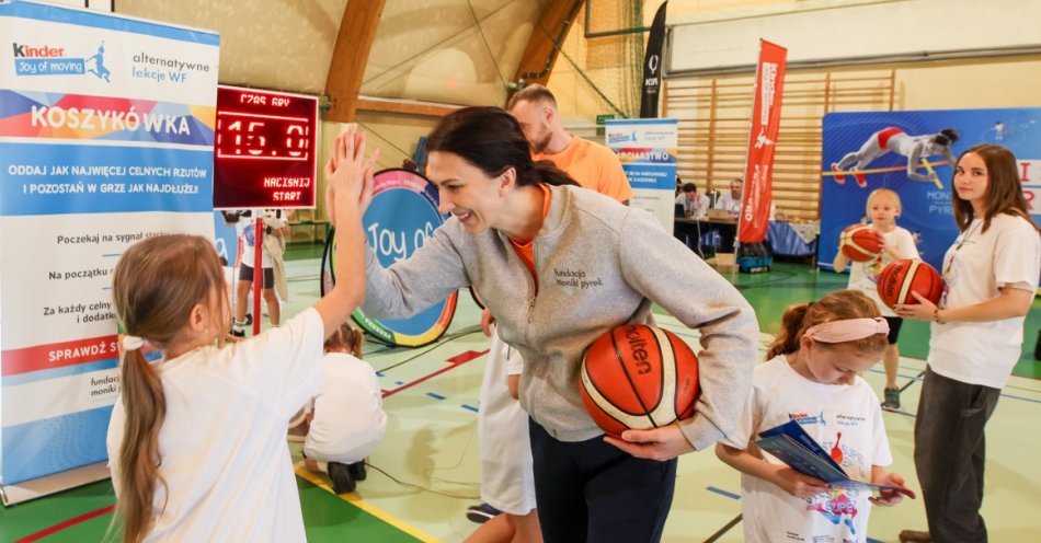 zdjęcie: Monika Pyrek znów zachęciła trzy tysiące uczniów do aktywności. Pokazuje, jak wykorzystać nowe technologie, by urozmaicić lekcje wf / Fot. Katarzyna Zaremba-Majcher