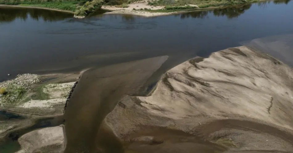 zdjęcie: Alarmujący stan wody w Wiśle. Hydrolog: burze nie są korzystne / Annopol (woj. lubelskie), 06.08.2026. Rekordowo niski poziom wody w Wiśle w Annopolu, 6 bm. Dwa dni temu na stacji hydrologicznej Annopol stan wody na Wiśle wyniósł 160 cm i był najniższy w historii pomiarów prowadzonych w tym miejscu od ponad 70 lat. (sko) PAP/Wojtek Jargiło