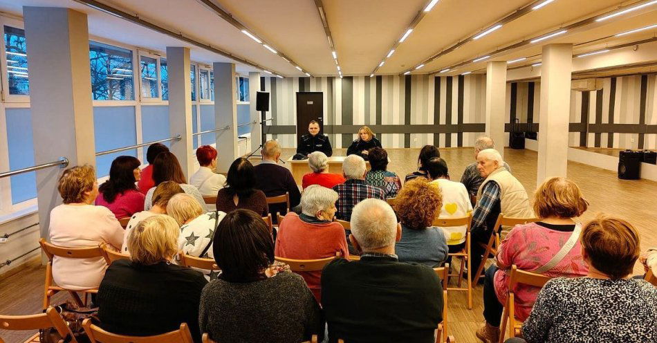 zdjęcie: Dzielnicowi uczyli seniorów jak ustrzec się przed oszustami / fot. KMP w Tarnobrzegu