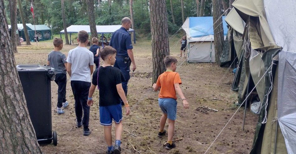 zdjęcie: Dzielnicowy z wizytą na obozie harcerskim / fot. KPP Mogilno