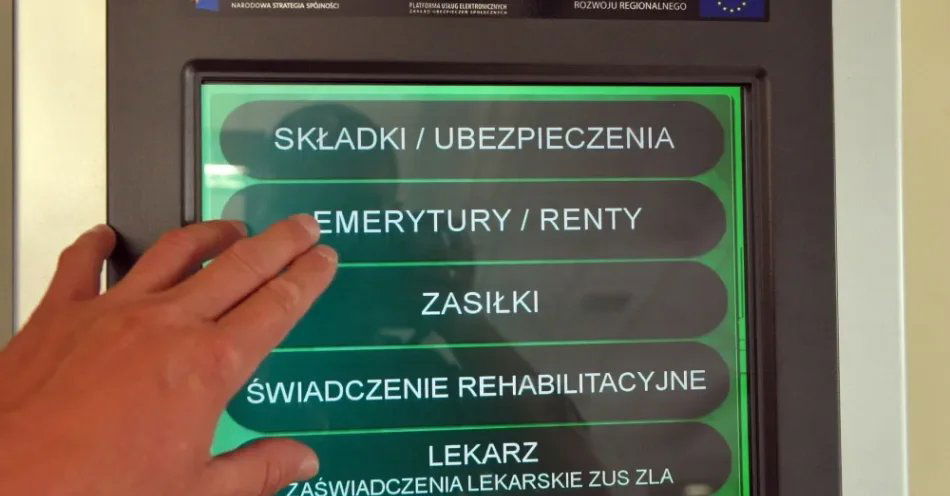 zdjęcie: Ekspert: w przyszłości większość Polaków czekają minimalne emerytury / Szczecin, 01.09.2017. Oddział ZUS w Szczecinie, 1 bm. Osoby uprawnione do wcześniejszego przejścia na emeryturę mogą od 1 bm. składać stosowne wnioski do oddziałów ZUS, w związku z obniżeniem wieku emerytalnego. (mb/awol) PAP/Marcin Bielecki