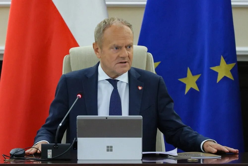 zdjęcie: Premier: Berek odchodzi z rządu, jego zadania przejmie Joanna Knapińska / Warszawa, 11.08.2026. Premier Donald Tusk na posiedzeniu rządu w KPRM w Warszawie, 11 bm. Rada Ministrów rozpatrzy m.in. propozycję pomocy beneficjentom programu „Czyste Powietrze”, którzy zostali poszkodowani przez nieuczciwych wykonawców. (sko) PAP/Paweł Supernak