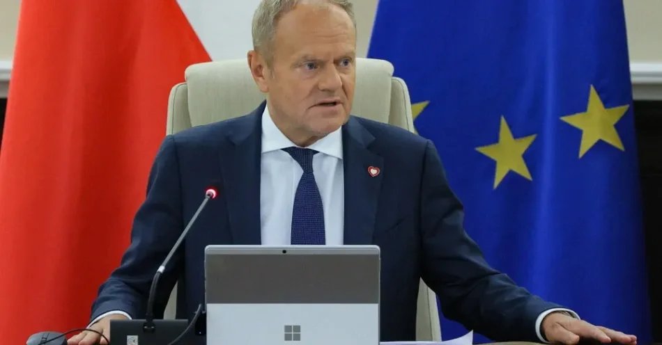 zdjęcie: Premier: Berek odchodzi z rządu, jego zadania przejmie Joanna Knapińska / Warszawa, 11.08.2026. Premier Donald Tusk na posiedzeniu rządu w KPRM w Warszawie, 11 bm. Rada Ministrów rozpatrzy m.in. propozycję pomocy beneficjentom programu „Czyste Powietrze”, którzy zostali poszkodowani przez nieuczciwych wykonawców. (sko) PAP/Paweł Supernak