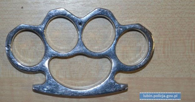 Sprawcy użyli kastetu do rozboju na nastolatkach. Zostali zatrzymani przez policjantów. Sąd zastosował tymczasowy areszt