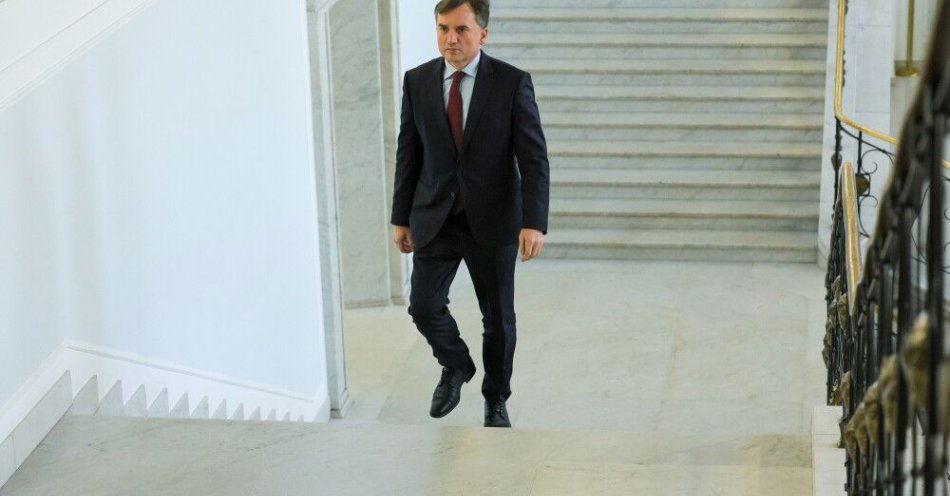 zdjęcie: Źródła PAP z PiS: sprawa Ziobry jest dla nas obciążająca / Warszawa, 03.02.2025. Poseł PiS Zbigniew Ziobro w drodze na konferencję prasową w Sejmie w Warszawie, 3 bm. (sko) PAP/Rafał Guz