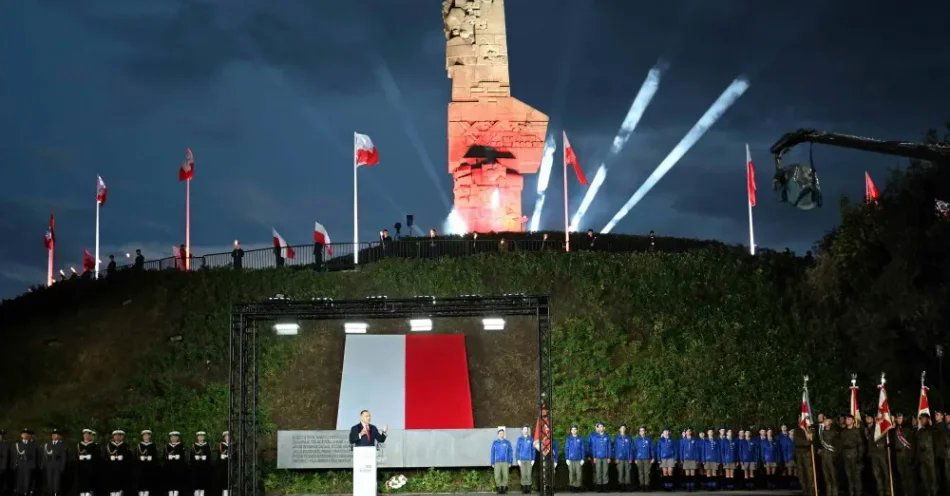 zdjęcie: Prezydent: Niemcy nie potrzebowali Hitlera, by gardzić Polską / Gdańsk, 01.09.2026. Obchody 87. rocznicy wybuchu II wojny światowej. Prezydent RP Karol Nawrocki (C) podczas uroczystości przed Pomnikiem Obrońców Wybrzeża na Westerplatte w Gdańsku, 1 bm. Jednym z pierwszych wydarzeń rozpoczynających II wojnę światową był atak niemieckiego pancernika „Schleswig-Holstein” na polską składnicę wojskową na Westerplatte, 1 września 1939 roku o godzinie 4:45. (sko) PAP/Adam Warżawa