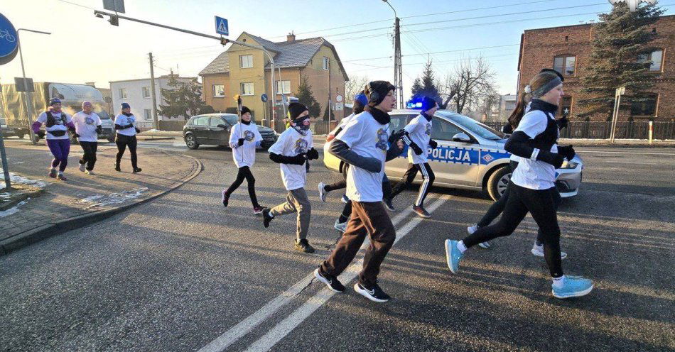 zdjęcie: Młodzież biegnie pamięcią ze Światłem Pokoju przez Bieruń / fot. KPP w Bieruniu