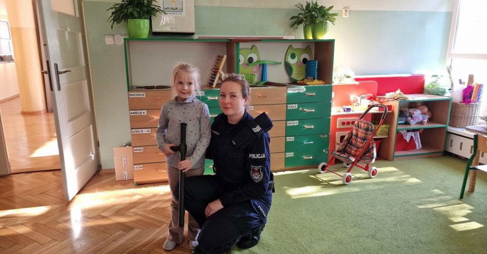 zdjęcie: Policjantki uczą przedszkolaków zasad bezpieczeństwa / fot. KMP w Krakowie