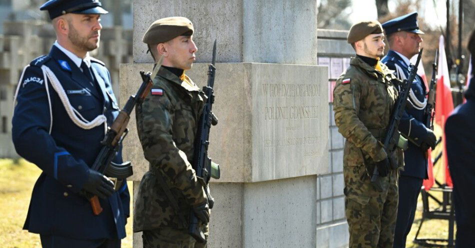 zdjęcie: Pomorskie: uczczono pamięć zamordowanych 86 lat temu polskich działaczy w Wolnym Mieście Gdańsku / Gdańsk, 22.03.2026. Uroczystość przy pomniku „W hołdzie ofiarom - Polonii Gdańskiej” na Cmentarzu Ofiar Hitleryzmu na gdańskiej Zaspie, związana z 86. rocznicą egzekucji 67 działaczy polskich z Wolnego Miasta Gdańska, 22 bm. (mr) PAP/Andrzej Jackowski