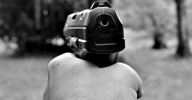 Mężczyzna zabrał broń policjantowi i oddał kilka strzałów - nikt nie ucierpiał