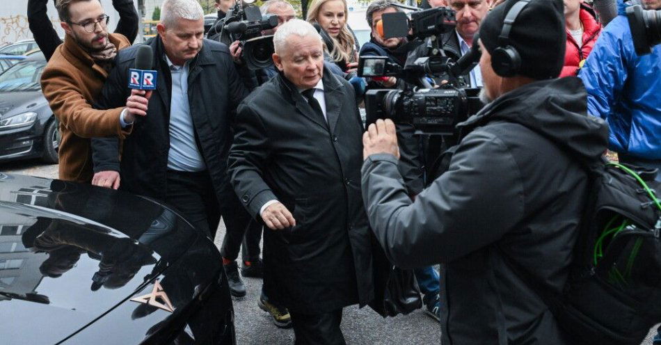 zdjęcie: Rzecznik prokuratury: podczas przesłuchania Jarosław Kaczyński odpowiedział na wszystkie pytania / Warszawa, 22.10.2025. Prezes PiS Jarosław Kaczyński (C) przed siedzibą Prokuratury Okręgowej w Warszawie, 22 bm. Jarosław Kaczyński ma być przesłuchany jako świadek w śledztwie w sprawie wyborów korespondencyjnych z 2020 r. W ramach prowadzonego przez Prokuraturę Okręgową w Warszawie postępowania, w lutym tego roku zarzuty przekroczenia uprawnień i niedopełnienia obowiązków usłyszał b. premier Mateusz Morawiecki. (jm) PAP/Radek Pietruszka