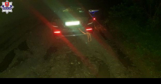 Policjanci ze Skierbieszowa pomagali rodzinie, której samochód ugrzązł na leśnej drodze