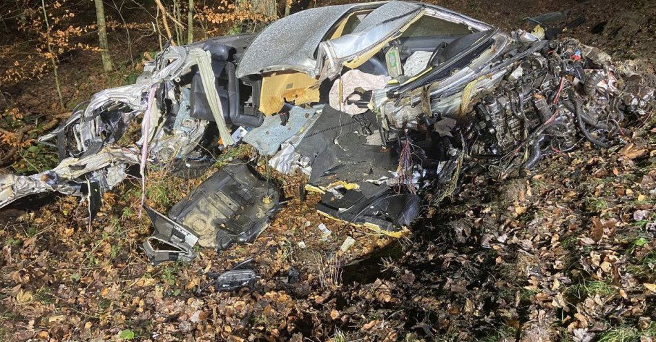 zdjęcie: Pijani kierowcy uderzyli w drzewo i barierę / fot. KPP w Bytowie