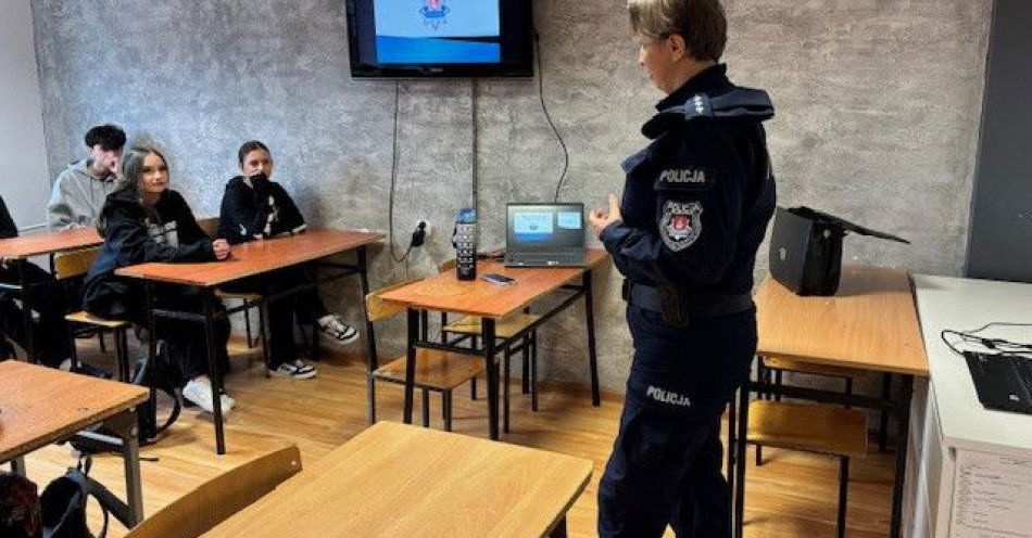 zdjęcie: Uczniowie klasy mundurowej w Kraśniku uczą się poszanowania munduru / fot. KPP Kraśnik