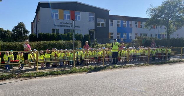 Przedszkolaki na przejściu dla pieszych pod okiem oleckich mundurowych