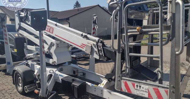 Policjanci z Barwic odzyskali ukradzioną w Niemczech przyczepkę z podnośnikiem