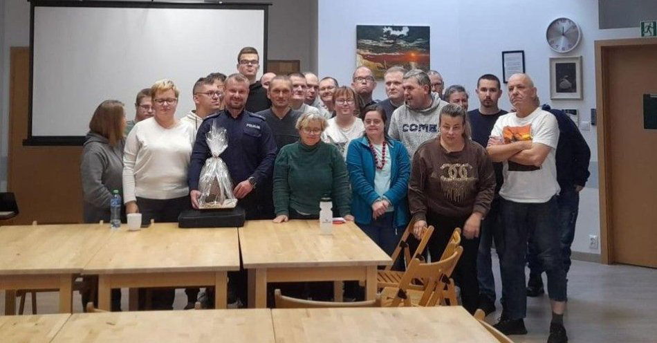 zdjęcie: Policjant uczy bezpieczeństwa uczestników warsztatów w Śledziejowicach / fot. KMP w Wieliczce