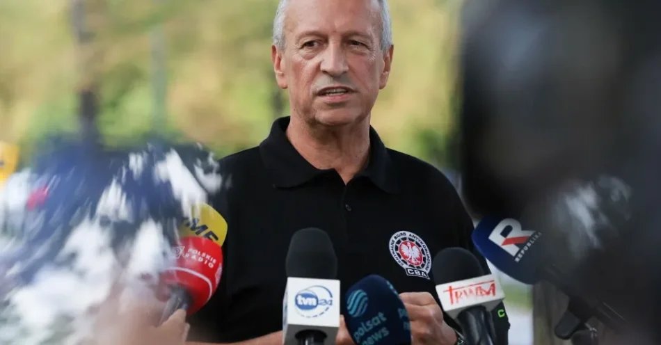 zdjęcie: Dobrzyński: Sąd Rejonowy Katowice–Wschód aresztował trzy osoby zatrzymane ws. pomocy powodziowej / Warszawa, 27.08.2026. Rzecznik prasowy ministra-koordynatora służb specjalnych Jacek Dobrzyński podczas konferencji prasowej przed KPRM w Warszawie, 27 bm. Konferencja dot. działań agentów CBA prowadzonych na Dolnym Śląsku; mają one związek z wyłudzeniami pieniędzy z Karkonoskiej Agencji Rozwoju Regionalnego (KARR). (jm) PAP/Paweł Supernak