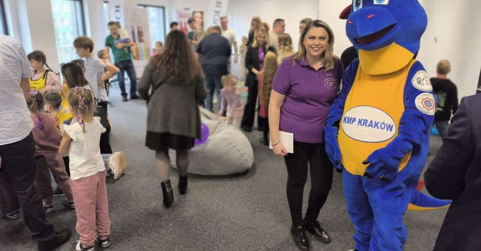 zdjęcie: Policjanci odwiedzili Urząd Miasta z okazji Dnia Wcześniaka / fot. KMP w Krakowie