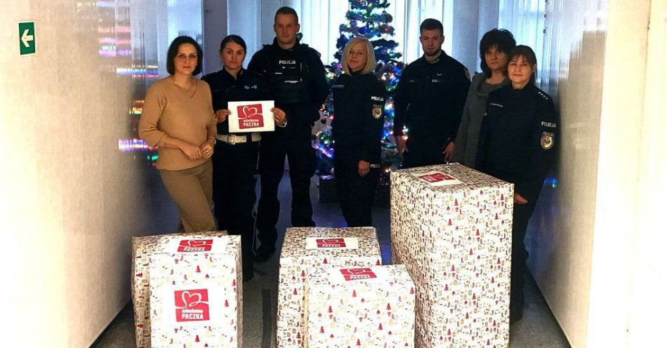 zdjęcie: Policjanci z Łowicza po raz ósmy wsparli Szlachetną Paczkę / fot. KPP w Łowiczu