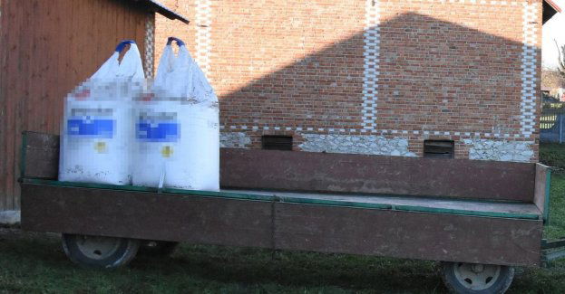 79-latek spadł z przyczepy