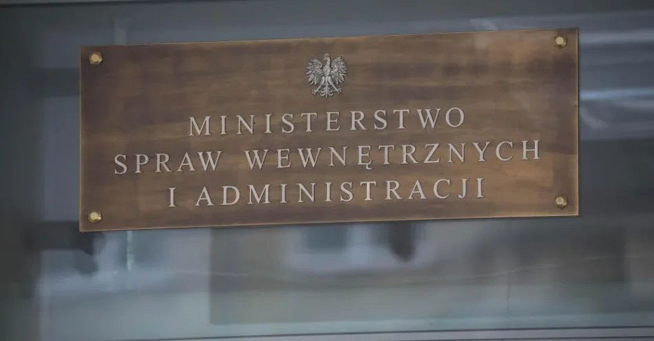 zdjęcie: MSWiA zdementowało informacje dot. nadużyć numerów PESEL ze statusem UKR / Warszawa, 27.01.2026. Konferencja prasowa zastępcy dyrektora Departamentu Komunikacji Społecznej MSWiA Tomasza Kułakowskiego terenie MSWiA w Warszawie, 27 bm. Tematem jest zdarzenie z udziałem funkcjonariusza SOP, który podczas urlopu zaatakował nożem pięcioro członków swojej rodziny. (ls/mgut) PAP/Leszek Szymański