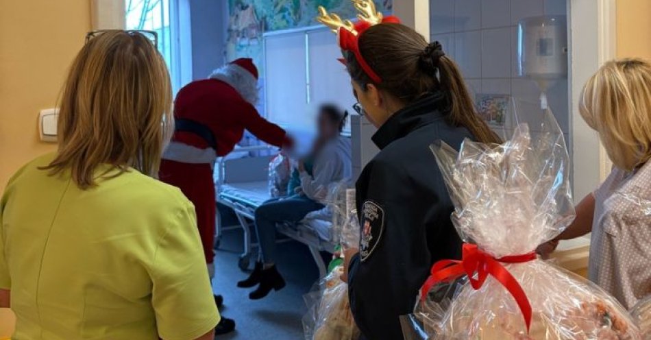 zdjęcie: Policyjne Mikołajki w Olkuszu. Policjanci obdarowali dzieci / fot. KMP w Olkuszu