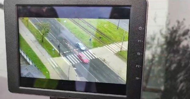 Kierowca i pieszy pod okiem policyjnego drona