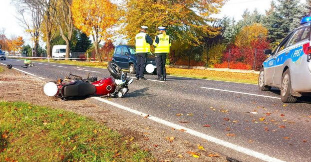 Zderzenie motorowerzysty i fiata