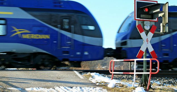 Zignorowała znak STOP i zderzyła się z pociągiem; dostała 2,5 tys. zł mandatu
