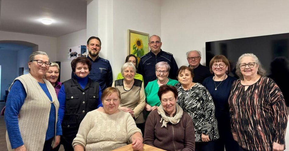 zdjęcie: Dzielnicowi uczą seniorów jak nie paść ofiarą oszustów / fot. KMP w Legnicy