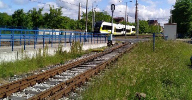 Zachowaj szczególną ostrożność na przejeździe kolejowym