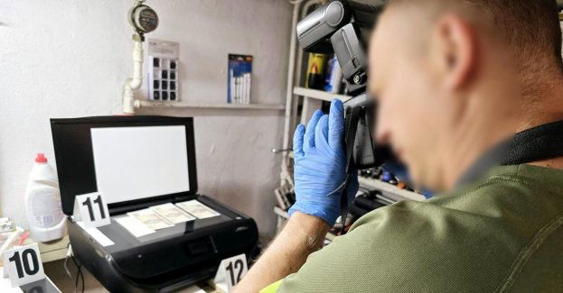 Fałszerz pieniędzy w rękach policjantów