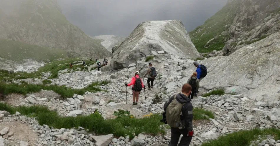 zdjęcie: Tatrzański Park Narodowy zamyka szlak na Wrota Chałubińskiego z powodu remontu / Rysy, 21.07.2026. Turyści na czerwonym szlaku od Czarnego Stawu na Rysy, 21 bm. Tatrzański Park Narodowy rozpoczął remonty dwóch popularnych wysokogórskich szlaków - na Rysy i Zawrat. Trasy pozostają otwarte, ale turyści muszą liczyć się z czasowym wstrzymaniem ruchu i utrudnieniami. (mr) PAP/Grzegorz Momot