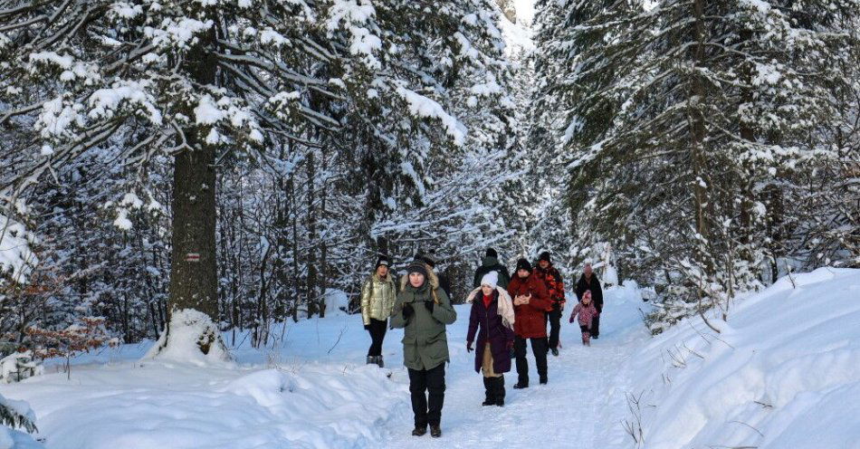zdjęcie: IMGW: najbliższe dni mroźne, na wschodzie z temperaturą w nocy do minus 21 st. C / Zakopane, 09.01.2026. Zima w Tatrach, 9 bm. IMGW ostrzega przed silnym mrozem. Temperatura na obszarach górskich może spaść do minus 20 st. C. Wysoko w górach możliwy przyrost pokrywy śnieżnej do 30 cm. (sko) PAP/Grzegorz Momot