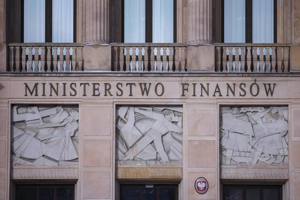 zdjęcie: MF proponuje, by termin wypowiedzenia umowy zwartej na odległość mógł być wydłużony nawet o rok / Warszawa, 16.01.2026. Gmach Ministerstwa Finansów przy ul. Świętokrzyskiej, 16 bm. w Warszawie. (awol) PAP/Leszek Szymański